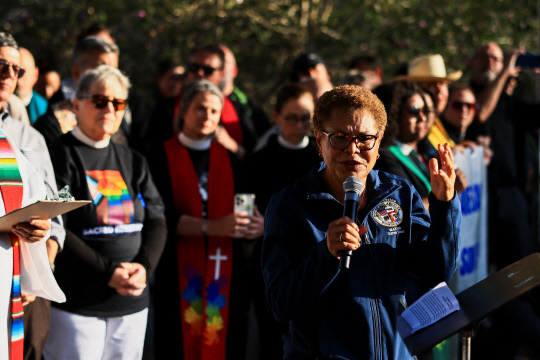 10일(현지시간) 미국 캘리포니아주 로스앤젤레스 도심에서 불법이민자 단속 반대 시위가 계속되는 가운데 캐런배스 로스앤젤레스 시장이 철야 집회에서 연설하고 있다.  [로이터=연합뉴스]